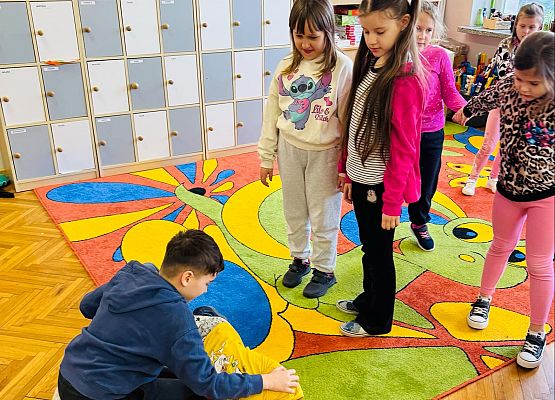 dzieci wykonują zadania z udzielania pierwszej pomocy