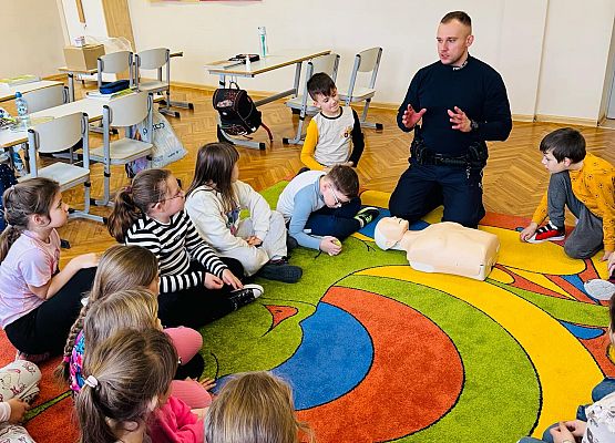 policjant prowadzi zajęcia