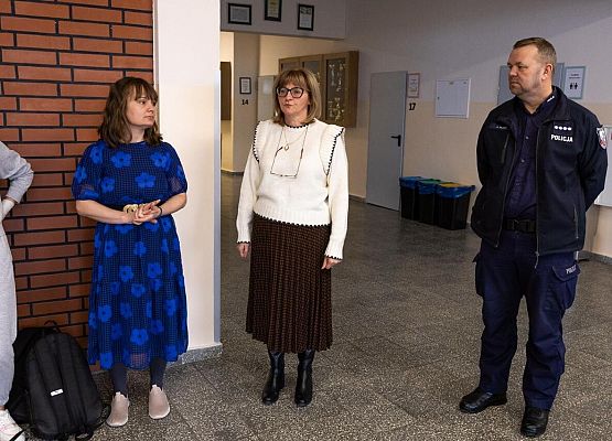 policjant prowadzi pogadankę na temat bezpiecznych ferii