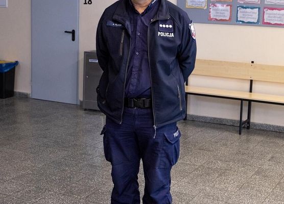 policjant prowadzi pogadankę na temat bezpiecznych ferii