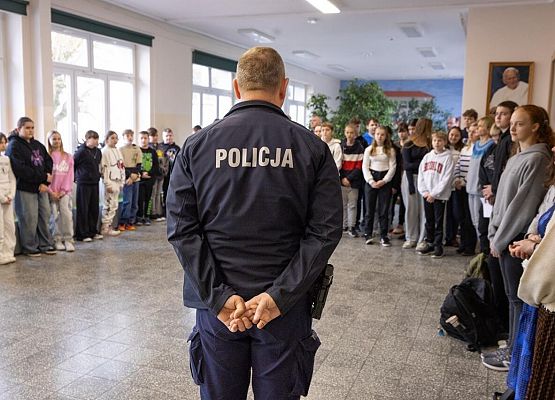 policjant prowadzi pogadankę na temat bezpiecznych ferii