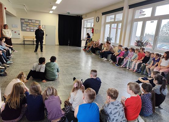 uczniowie podczas pogadanki