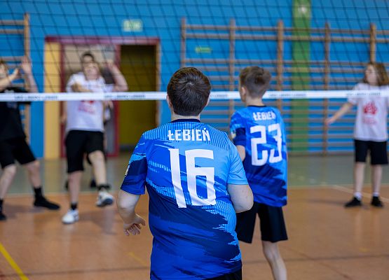 uczniowie rozgrywają mecz