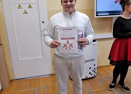 uczeń prezentuje dyplom