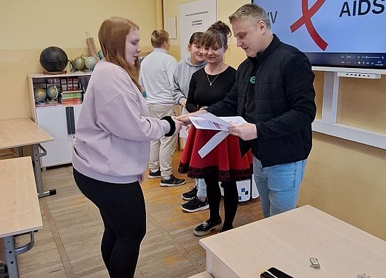 uczennica odbiera dyplom