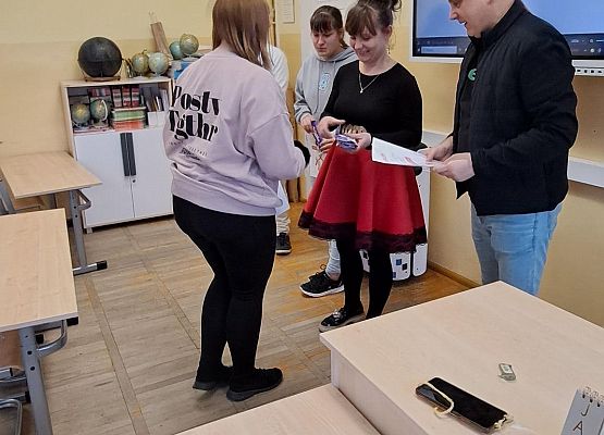 uczennica odbiera dyplom