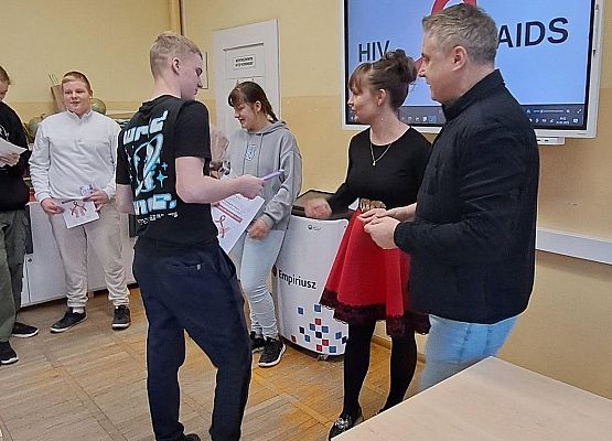 uczeń odbiera dyplom