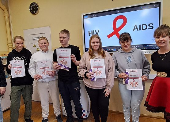 nagrodzenie uczniowie z organizatorami konkursu