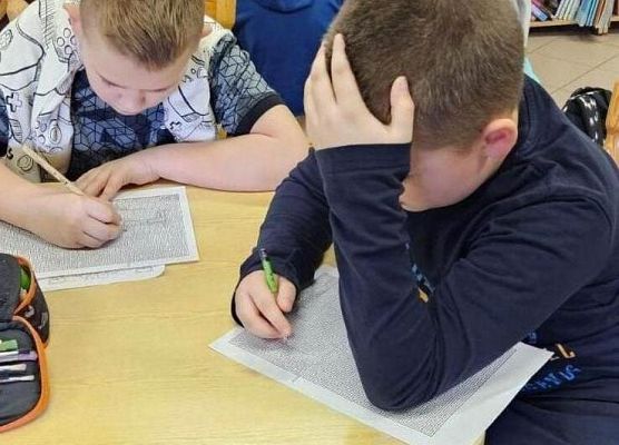 uczniowie rozwiązują łamigłówki