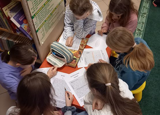 uczniowie rozwiązują łamigłówki