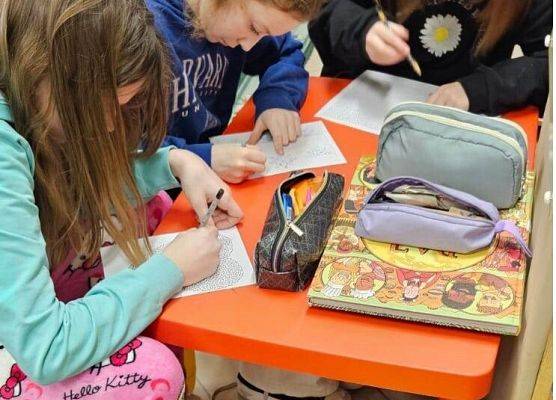 dzieci rozwiązują zagadki