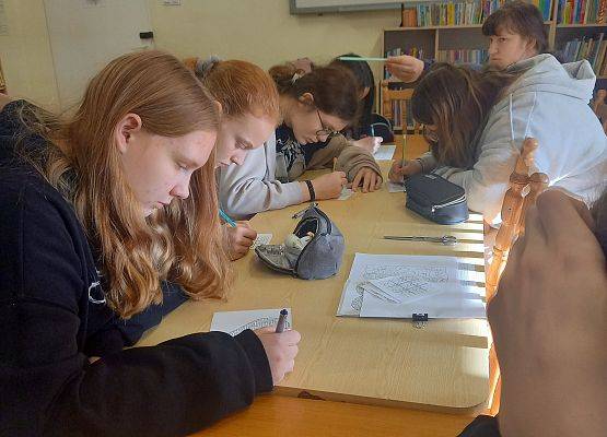 uczniowie rozwiązują łamigłówki