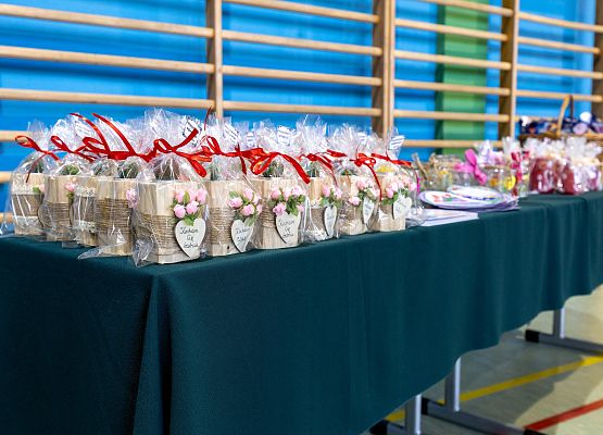 stolik z drobnymi upominkami dla babć i dziadków