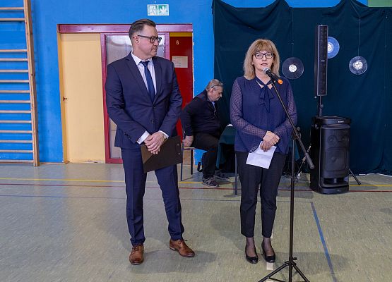 pani wicedyrektor wita gości, obok sołtys Łebienia