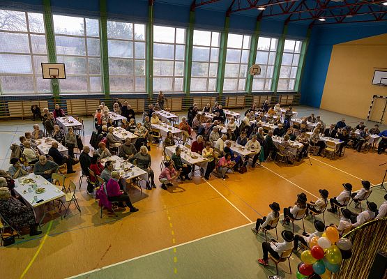 zaproszeni goście siedzą przy stolikach