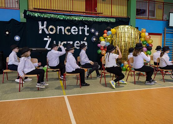 uczniowie występują  na scenie