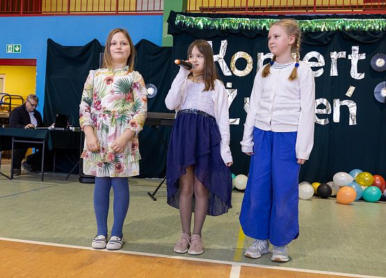 uczniowie występują  na scenie