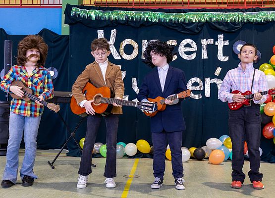 uczniowie występują  na scenie