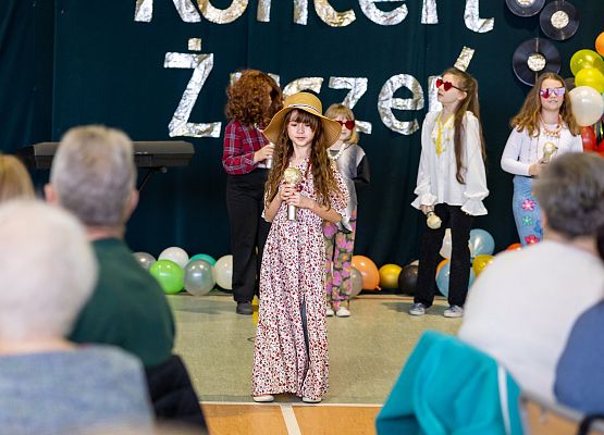 uczniowie występują  na scenie