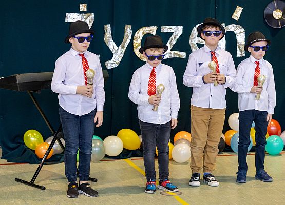 uczniowie występują  na scenie