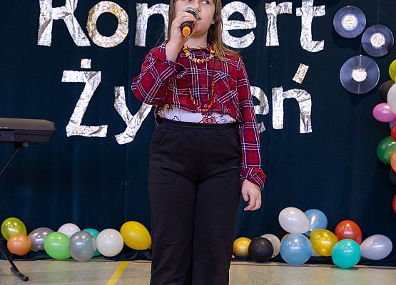 uczniowie występują  na scenie