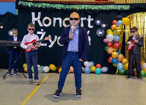 uczniowie występują  na scenie