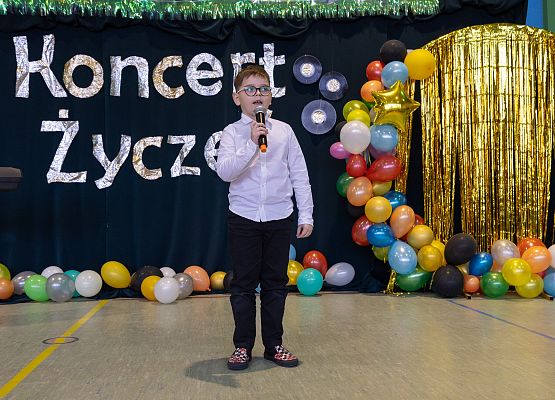 uczniowie występują  na scenie