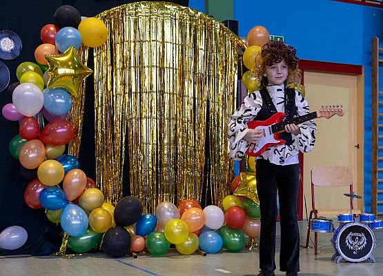 uczniowie występują  na scenie