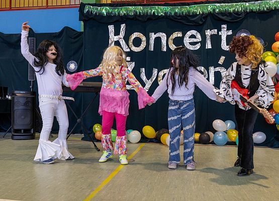 uczniowie występują  na scenie