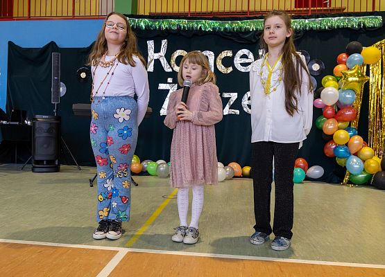 uczniowie występują  na scenie