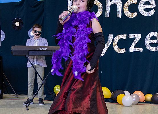 uczniowie występują  na scenie