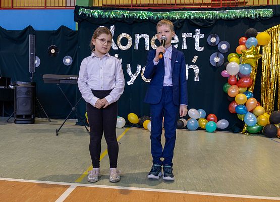 uczniowie występują  na scenie