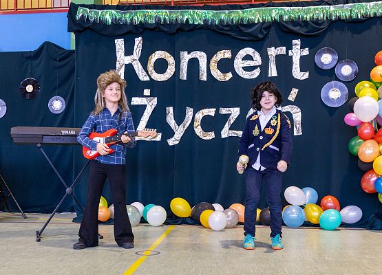 uczniowie występują  na scenie