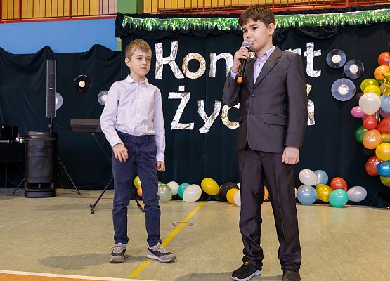 uczniowie występują  na scenie