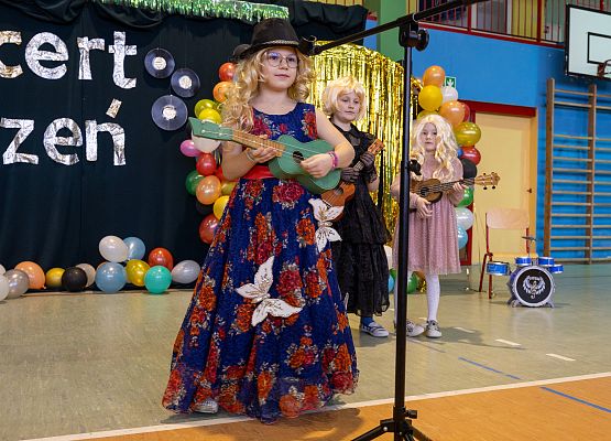 uczniowie występują  na scenie