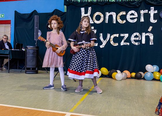 uczniowie występują  na scenie