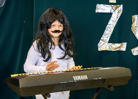 uczniowie występują  na scenie