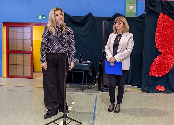 przewodnicząca Rady Rodziców wita gości, obok stoi pani wicedyrektor