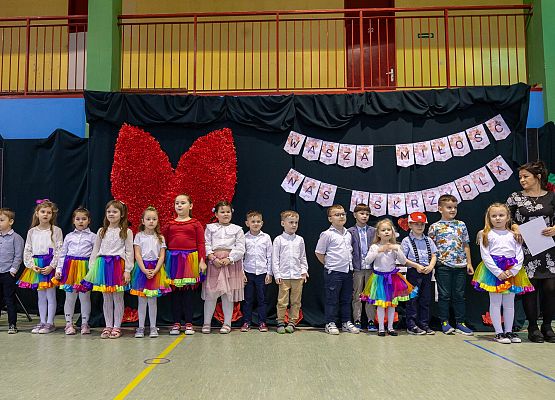 dzieci występują na scenie