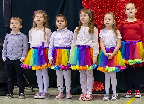 dzieci występują na scenie