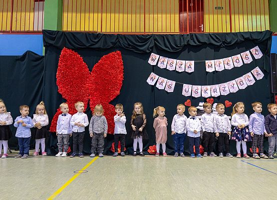 dzieci występują na scenie