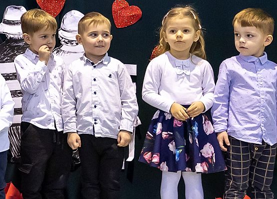 dzieci występują na scenie