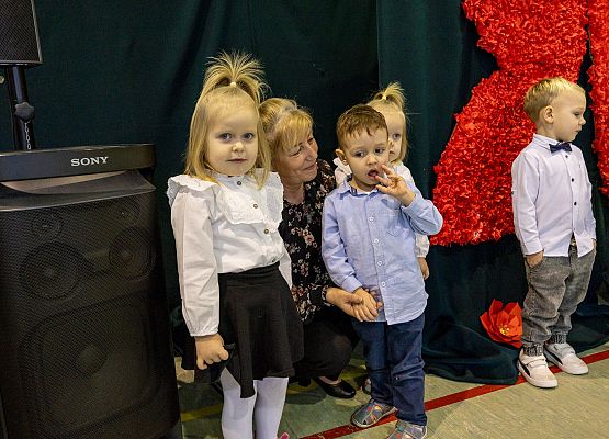 dzieci występują na scenie