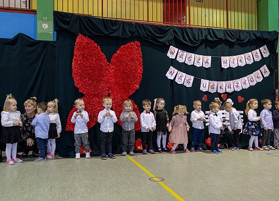 dzieci występują na scenie