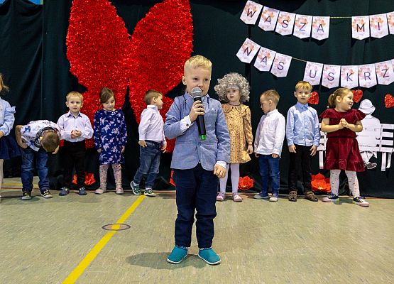 dzieci występują na scenie