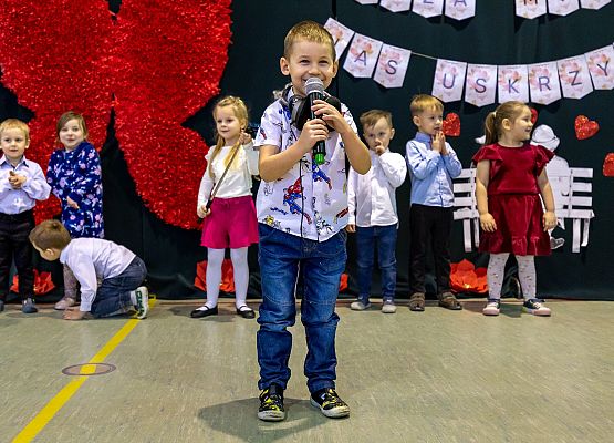 dzieci występują na scenie