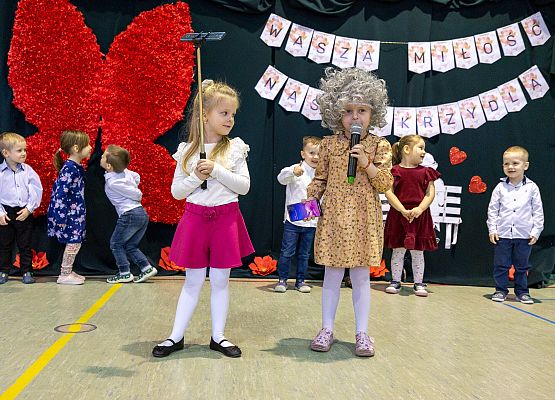 dzieci występują na scenie