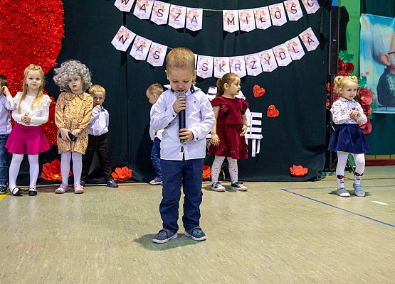 dzieci występują na scenie