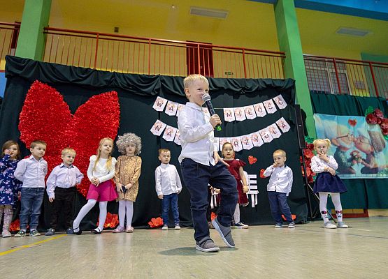 dzieci występują na scenie