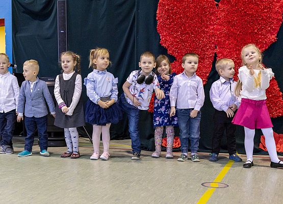 dzieci występują na scenie